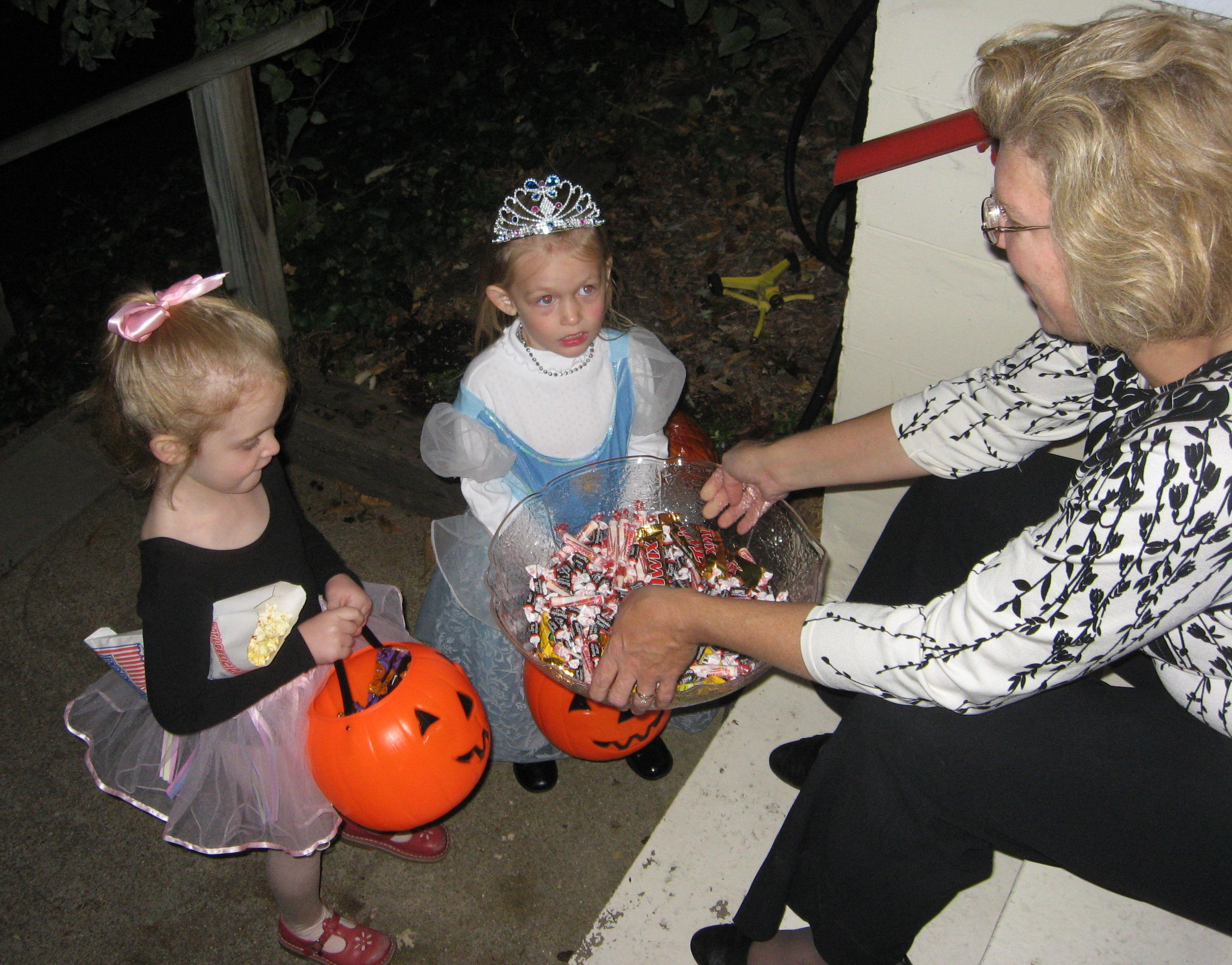 2007_10_31 Jane and Cate trick or treat at Kennedys.jpg